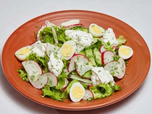 Салат с редисом, сырным кремом и перепелиными яйцами